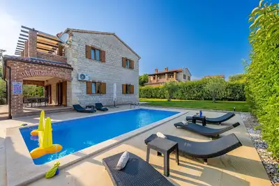 Image de Villa Familiale Berenice avec Piscine, Grill, Sports et Court de Tennis