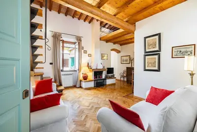 Image de Petite maison de luxe Florence Duomo zone wi \/ fi gratuit A \/ C. Voir aussi la fiche 92298