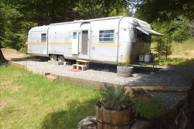 Image de Airstream dans les séquoias, près de la rivière et des plages (séjours de 1 mois ou plus)