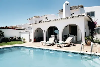 Image de Magnifique villa proche de la mer avec piscine chauffée. Vue sur mer!