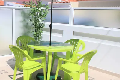 Image de Studio Vert avec Patio Privé à 200 mètres, 3 mn à pied, Plage de Peniche