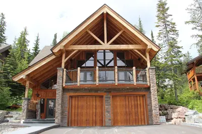 Image de Immense maison de luxe à Khmr. Bain à remous, 4 Br, 3. 5 salles de bain, 3500 pieds carrés, local à ski, 12 couchages