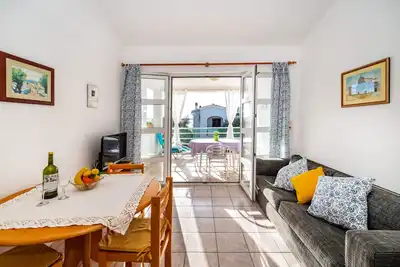 Image de Appartement de deux chambres avec la terrasse et la vue sur le mer Mandre, Pag (A-13015-b)