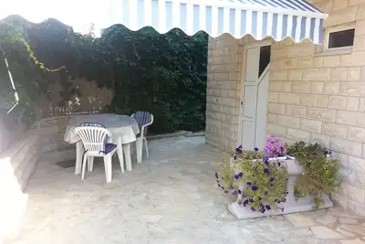Garçonnière avec la terrasse Vinisce, Trogir (As-12637-a)