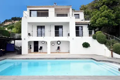 Image de Villa luxueuse moderne avec piscine & récemment rénovée, vue mer exceptionnelle!