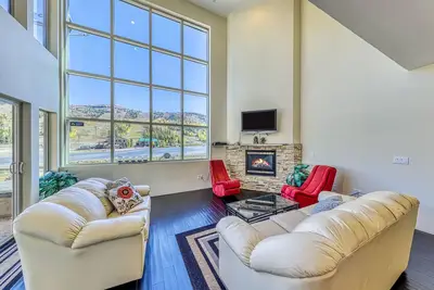 Image de Condo moderne et lumineux à deux niveaux avec balcon et vue sur les pistes de ski