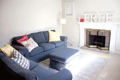 Image de Fun @ theFrees! Cozy 2br Apt par Costco! Tout nouveau tapis \/ peinture!