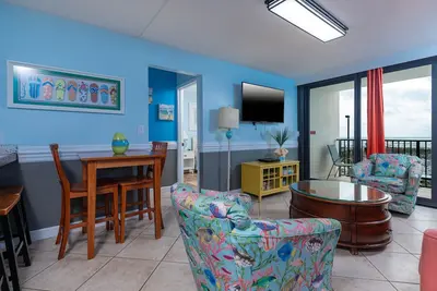 Image de Premier étage populaire Island Winds West 2 Bedroom… Beach Front!