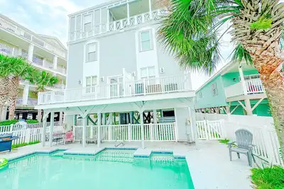 Image de Tropical Rays Beach Castle feat. Piscine * Grilles * Salle De Jeu * Immense Maison!