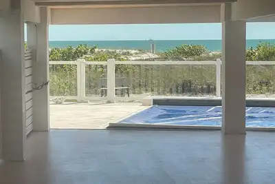 Image de Vues imprenables sur la plage - Privé, charmant 1938 Bungalow Madeira Beach John's Pass