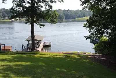 Image de Beau Lakehouse 4 chambres sur une crique en eau profonde sur le lac Greenwood.