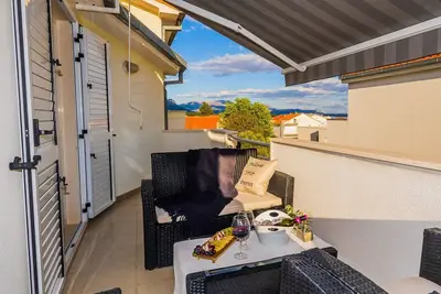Image de A2 luxe moderne apt avec grand balcon, vue sur la mer, parking et cheminée extérieure