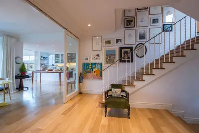 Image de Maison moderne de 5 chambres avec vue spectaculaire sur la montagne de la table, piscine à Claremont