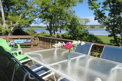Image de Animaux acceptés avec vue sur l'eau et marcher jusqu'à Ridgevale Beach! A / C et WiFi!