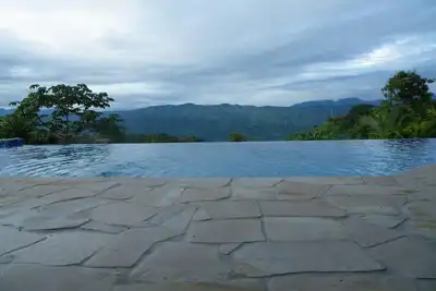 Image de Château luxueux, piscine à débordement et vues à couper le souffle!