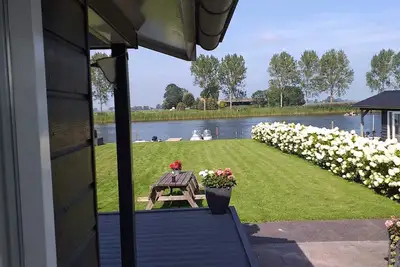 Image de Une belle pause sur l'eau. pêche, canotage vélo également wifi disponible