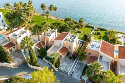 Image de Beach Front Villa Azura Sunrise by Ezoria Villas