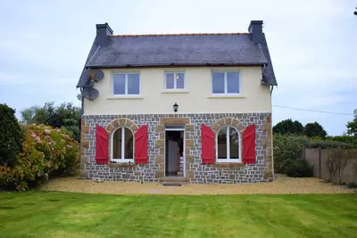 Image de Maison bretonne rénovée à 300m de la plage avec jardin clos, Wifi, et équipements pour bébé