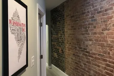 Image de Maison Loin De La Maison - Chic 2 Bdrm Ă Capitol Hill