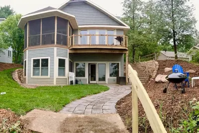 Image de Family Lakehouse: eau cristalline, plage de sable blanc, nouvelle construction