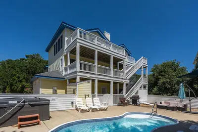 Image de Un 10 parfait: piscine privée, bain à remous, adhésion de golf pour les invités