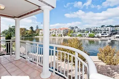 Image de Appartement Exclusif En Bord D'Eau À Pied Du Stade Optus
