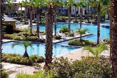 Image de Directement en face de la plus grande piscine sur 30 marches.