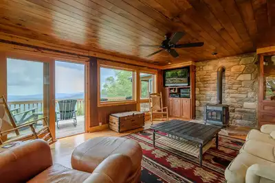 Image de 3br, 3. 5ba Cottage Timeless Blowing Rock, vues panoramiques sur les montagnes, bain à remous, pierre personnalisée et boiseries