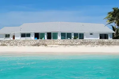 Image de Private House sur Exclusive Beach, juste au bord de l'eau.