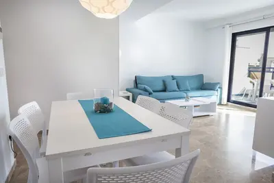 Image de Bel appartement familial près de la plage. Piscine \/ Wifi