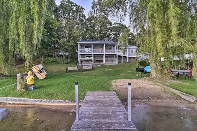 Image de Cozy Lakefront Lapeer House w / 3 bateaux Ă aubes!