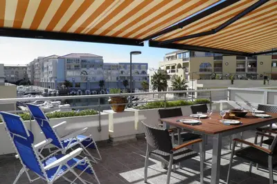 Image de Appartement moderne, 2 pièces cabine, terrasse et véranda, proche plage, parking privé