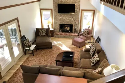 Image de Le Shire -10 / 11 bdrm ~ 44ppl 6 miles Chatt. ~ 2 Maisons Xl Hot Tub 900 pieds carrés pont