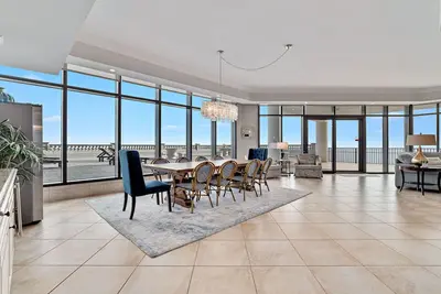 Image de Wow, le meilleur condo de Phoenix West Ii! ! Balcon exclusif de 3 000 pieds carrés