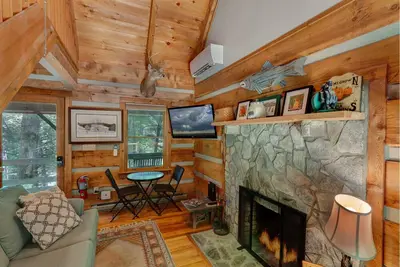 Image de Cabine confortable à Valle Crucis, bain à remous, ruisseau, foyer, accès à la rivière Watauga!