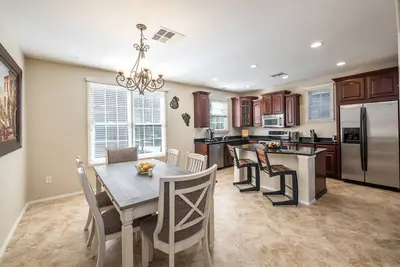 Image de Gated Lake Community au coeur de Gilbert - 7 personnes