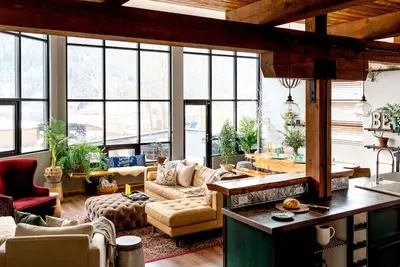 Image de Splendide Grand Loft pas des cafés centre-ville \/ cafés