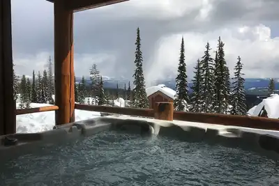 Image de Big White Retreat across from Bullet Chair and Steps to Village