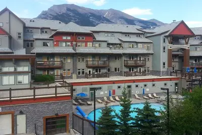 Image de Condo de luxe - Terrasse privée avec Mtn Vues Ext. Decor Piscine chauffée \/ 3 bains à remous \/ parc national Banff Passe