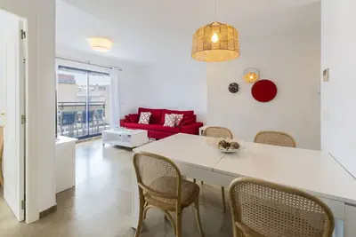 Image de Appartement décoré dans un style moderne, avec wifi, piscines, espace pour enfants