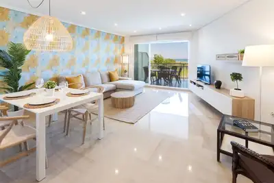Image de Appartement avec vue sur la mer à quelques pas de la plage. Décoration moderne!