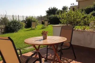Image de Studio avec terrasse privée, piscine et vue sur la mer wifi