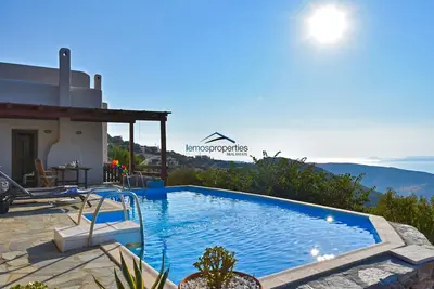 Image de Maison ensoleillée avec une vue magnifique sur la mer et une piscine