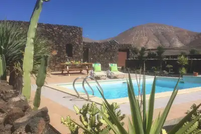 Image de Villa construite avec des Roches Volcaniques - Piscine - Vues sur la mer