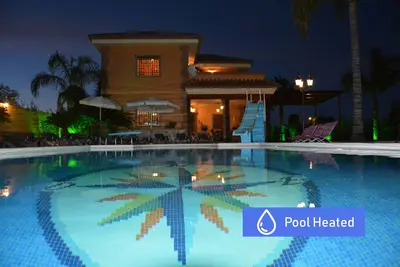 Image de Jardin Villa avec piscine privée chauffée, wifi gratuit, jusqu'à 12 personnes