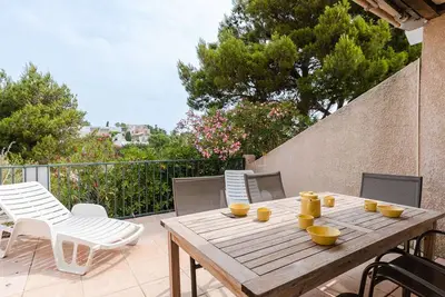 Image de Villa T3 Mezzanine avec Piscine, Terrasse et Parking Privé, 5 min de la Plage - Narbonne