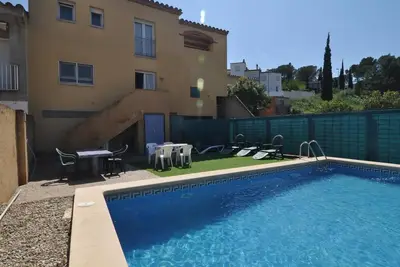 Image de Maison très spacieuse avec piscine privée, Barbecue et wifi