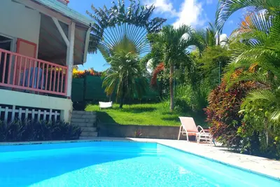 Image de Villa charme creole confort piscine wi fi Ă seulement 300 m de la plage.