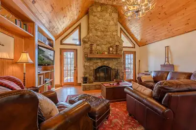 Image de 3br / 3ba plus loft dormant dans le centre-ville Banner Elk - 8 personnes, chalet de montagne au charme intemporel, vues sur le grand-père Mtn, bain à remous, table de billard, cheminée extérieure, foyer au bois et véranda avec balançoire pour la sieste!