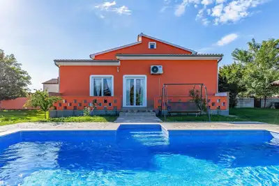 Image de Belle maison à Sisan avec WiFi